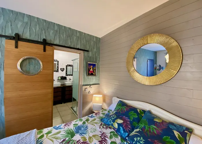 O Clair De Lune: Sarlat Retreat with Private Parking, Heated Pool & Wellness Spa