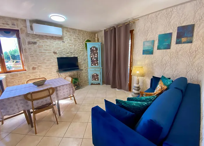 O Clair De Lune: Sarlat Retreat with Private Parking, Heated Pool & Wellness Spa