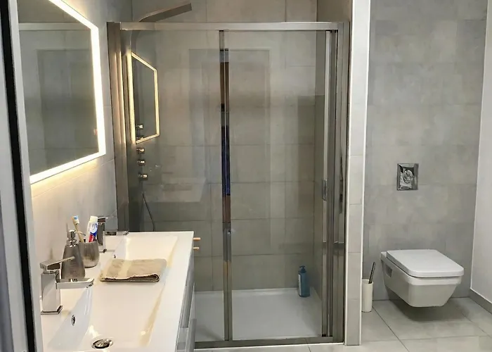 Suite avec 2 chambres d'hôtes pour 1 à 4 personnes avec vue mer, terrasse, parking privé, proche port et aéroport, petit déjeuner inclus Ajaccio 
