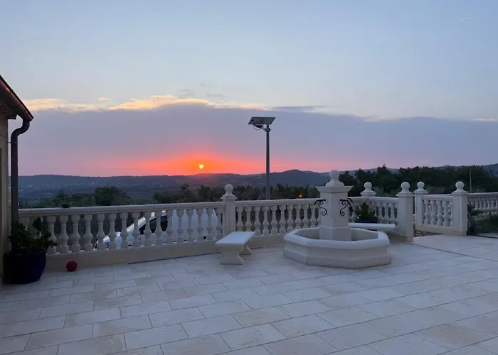 Mirabel-aux-Baronnies Hotels