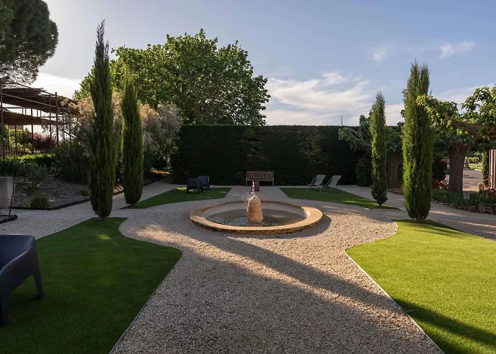 Chateauneuf-le-Rouge Hotels