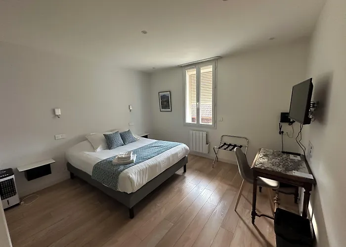 Yenne Hotels