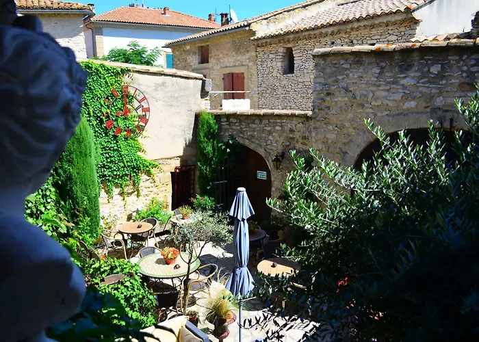 Hôtels à Saint-Laurent-des-Arbres