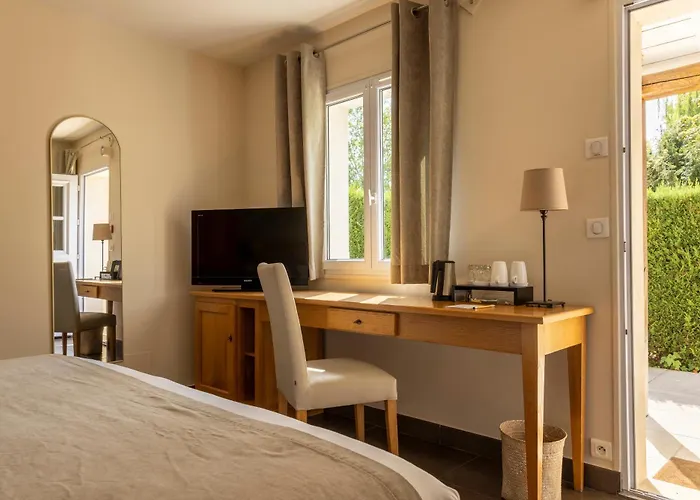 Montfort-l'Amaury Hotels