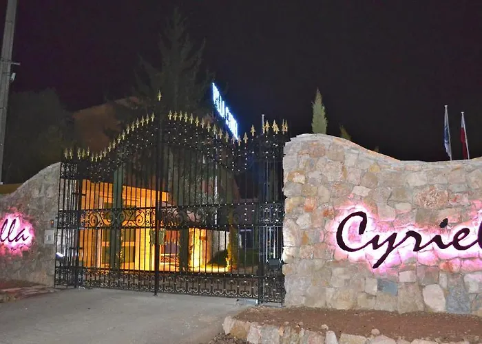 Hotéis de Contes (Alpes-Maritimes)
