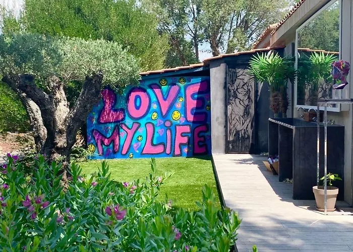 Shangtasia Luxury Art Room Grimaud