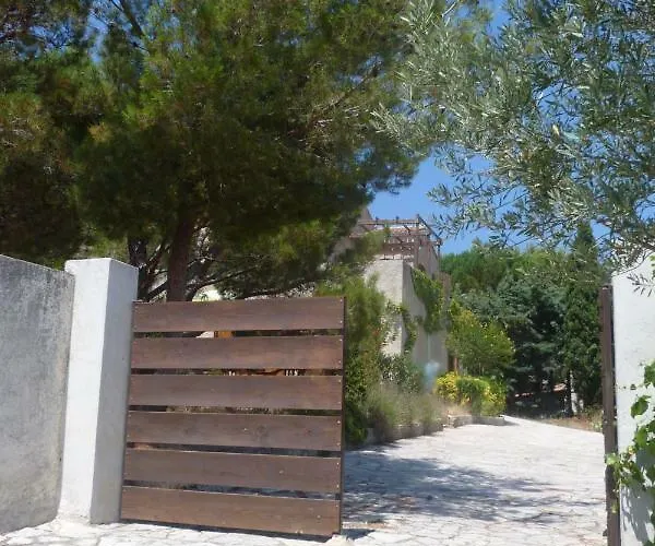 Chez Nous Cassis Bed & Breakfast