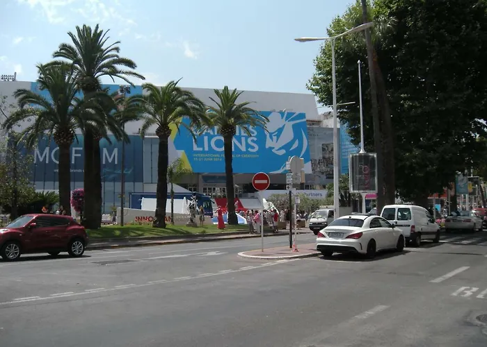 Voyage 2 pièces 3 étoiles calme plein centre à 5mn des plages et du Palais Cannes